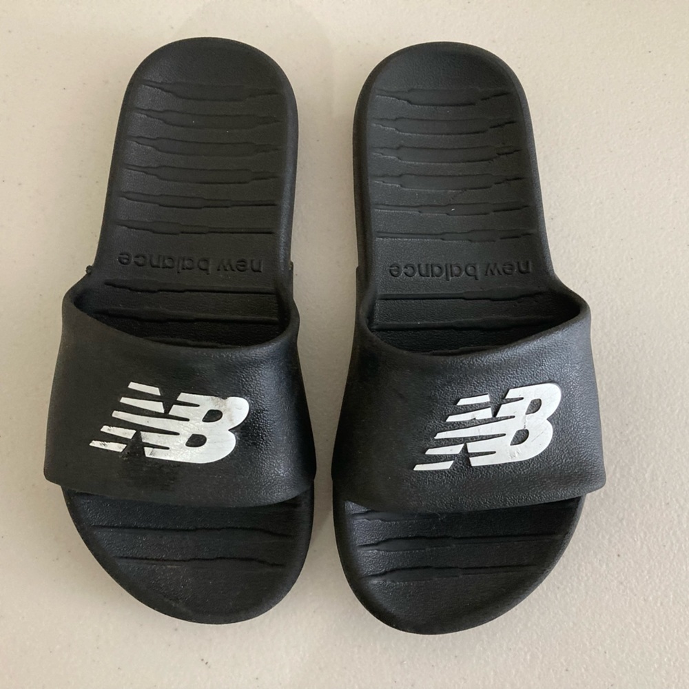 New balance slides - gentler used men’s 6 4e (wide) / women’s 8 2e (wide)